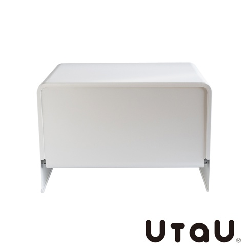 UtaU 抽屜式多功能萬用收納整理櫃，純白簡約設計，白色方塊狀收納櫃，帶有圓潤邊緣，架在兩個 L 型支架上，下方可見品牌標誌 UTAU。