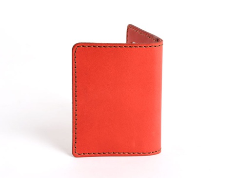 鮮紅色皮革雙折票券收納夾，縫線整齊，材質為皮革，設計簡約。