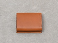 職人手作皮革Organ雙折迷你短夾，採用質感棕色皮革，雙折設計，側邊有縫線細節，整體簡潔大方。