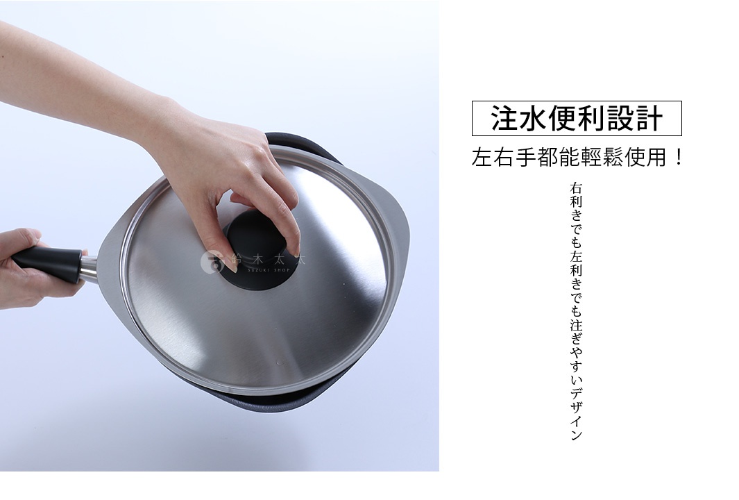 這是一張柳宗理雙網紋單手鐵鍋的宣傳圖，照片左側展示一雙手正持握帶有不鏽鋼鍋蓋的單手鐵鍋，突出其雙向導流口的便利設計，右側搭配文字說明該鍋具可供左撇子或右撇子輕鬆使用，易於傾倒湯汁。