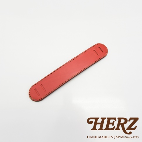 紅色皮革製成的職人手作Big肩墊，帶有精緻縫線及兩側的卡槽設計，適合搭配各式包款。