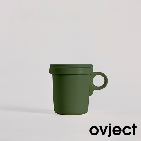 軍綠色琺瑯馬克杯，配有同色系蓋子和圓形把手，簡約設計，適合日常使用。
