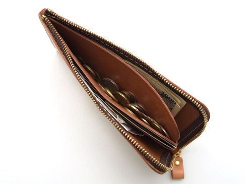 職人手作皮革L型拉鍊長夾，棕色皮革材質，拉鍊開合，內部有鈔票、硬幣及卡片隔層。