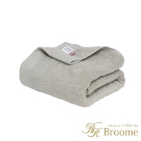 一條淺灰色純棉長浴巾，帶有菱形紋理邊緣和品牌標籤，質地蓬鬆柔軟。