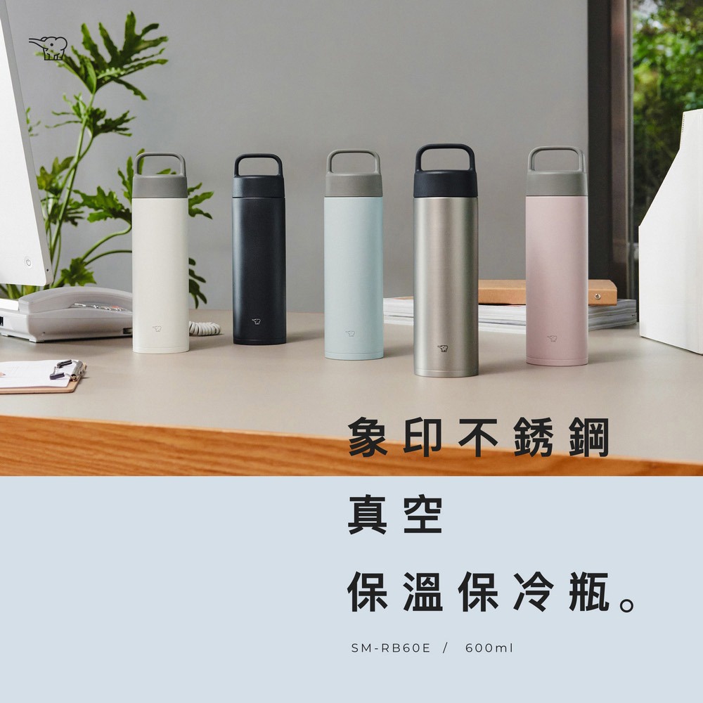 五款不同顏色的 0.6L 不鏽鋼真空吊環保溫保冷杯，包含米白色、黑色、淺藍色、銀色及粉紅色，皆為霧面金屬質感，配有同色系的瓶蓋和灰色提把。