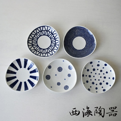 五件式陶瓷沙拉盤，皆為白色底盤搭配深藍色紋飾，包含放射狀線條、同心圓、螺旋紋與圓點等圖案。
