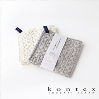 兩條棉麻混紡方巾，一條為白色，另一條為灰色，皆有鬆餅紋理，並帶有品牌標籤。