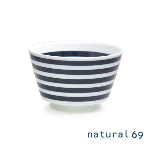 海軍風條紋丼碗，白色碗身飾有深藍色水平條紋，底部為白色圓形底座。