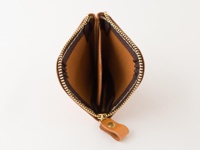 棕色皮革製的拉鍊式零錢包，內有兩個分隔層，附有黃銅色拉鍊和皮革拉環。