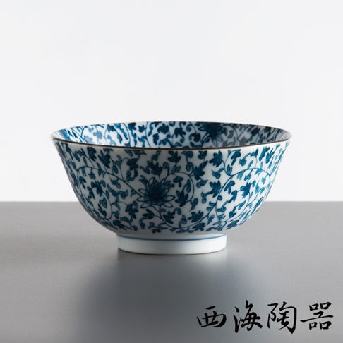 一個藍白相間、帶有細緻花紋的陶瓷碗，碗口邊緣有金邊，碗底為白色。