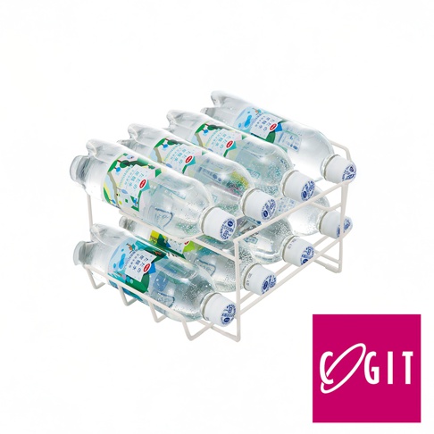 白色金屬製雙層收納架，可容納八瓶透明寶特瓶裝飲品，寶特瓶上有日文標籤，瓶蓋為白色。