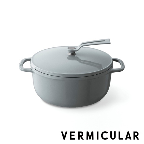 琺瑯鑄鐵鍋 OP2 22cm，淺灰色，圓形鍋身，配有鍋蓋與提把，材質為鑄鐵。