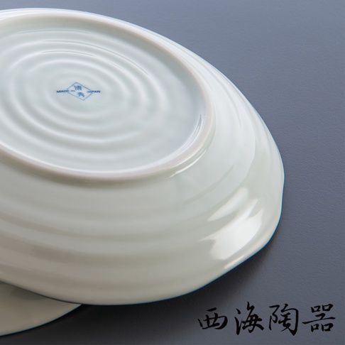 兩件組日本美濃燒古典菊造型大圓盤，盤底為白色，有同心圓紋路，並有藍色「清秀 JAPAN MADE IN JAPAN」標誌。