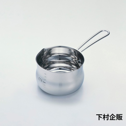 一個12公分的不鏽鋼牛奶鍋，帶有鋼製手柄，鍋身外側有刻度標示。