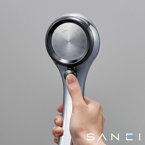 手持銀色和深灰色的蓮蓬頭，蓮蓬頭正面為銀色圓盤，佈滿細小的出水孔。