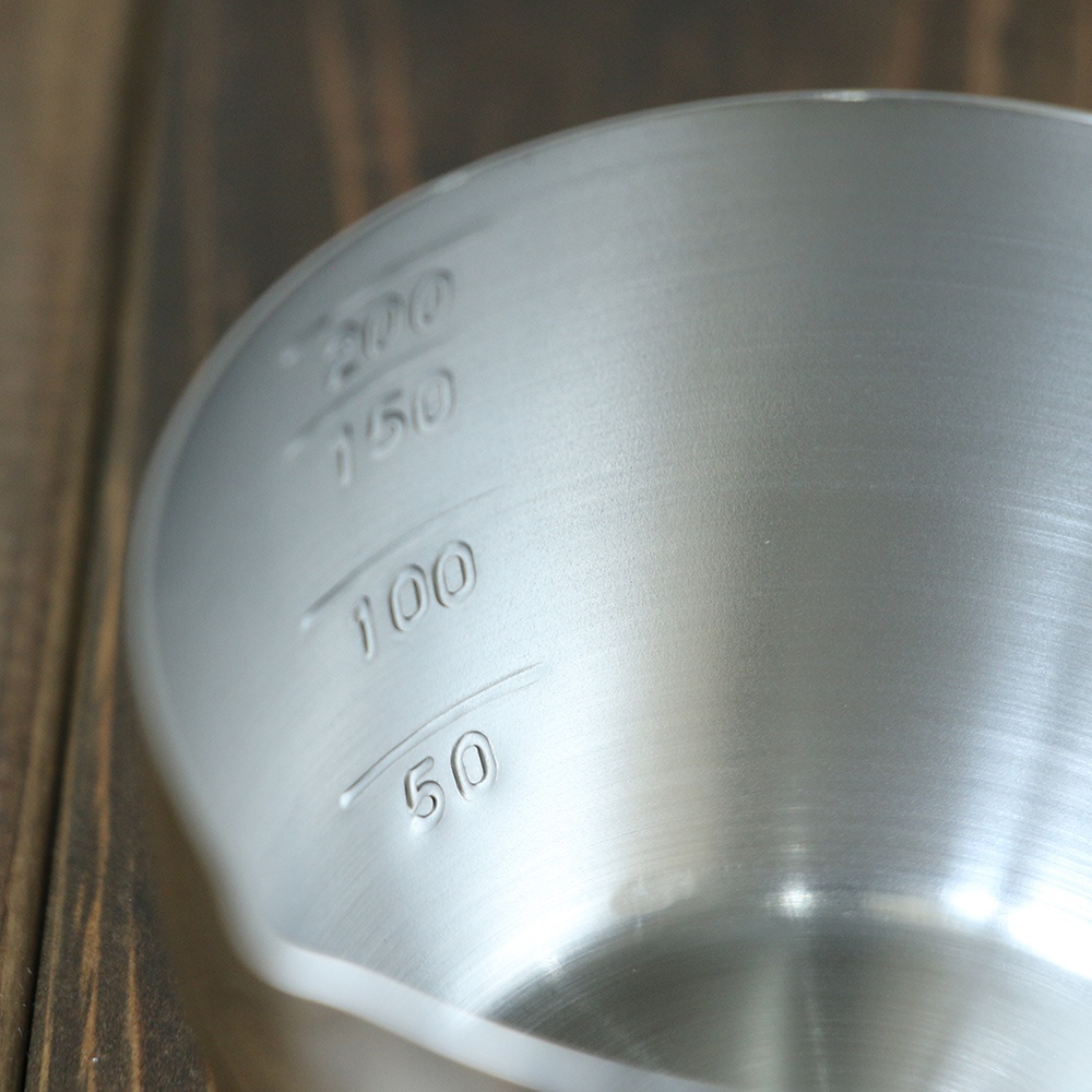 一個不鏽鋼長柄量杯，內壁刻有 50ml、100ml、150ml 和 200ml 的刻度線。