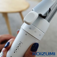 手持白色電棒捲，顯示溫度設定210°C、190°C、170°C、150°C，以及捲筒直徑36、30、26。