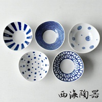 五件波佐見燒藍玉紋小菜碟，皆為白色陶瓷，飾有不同藍色圖案：放射狀線條、同心圓、圓點、螺旋紋及幾何網格。