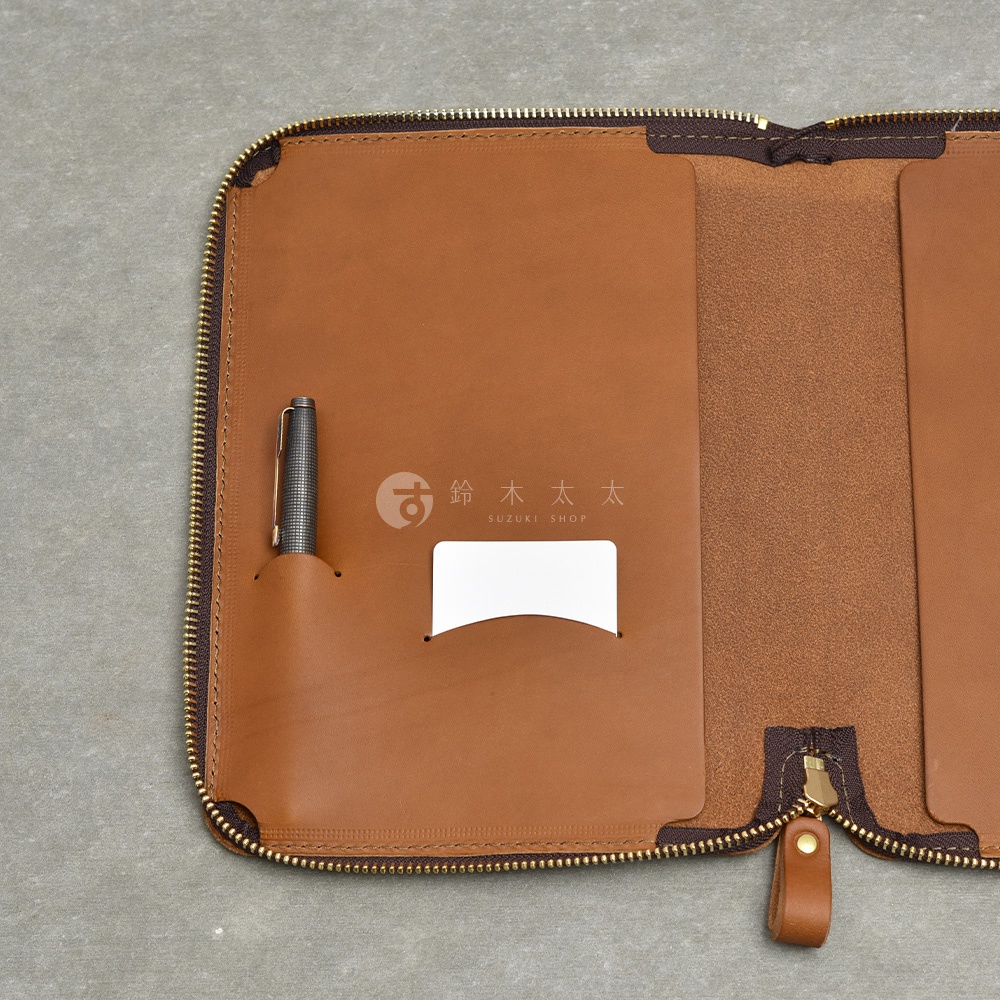 職人手作皮革Organ記事本收納包，內有筆槽與卡槽，拉鍊設計，表面有品牌標誌。