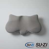 Nelture MUGON 暢快呼吸側睡止鼾枕 二代 AZ-763，側睡止鼾枕，灰色，布面材質，帶有白色滾邊，枕頭呈現獨特的人體工學曲線設計，中央凹陷，兩側凸起，適合側睡時支撐頭部與頸部。