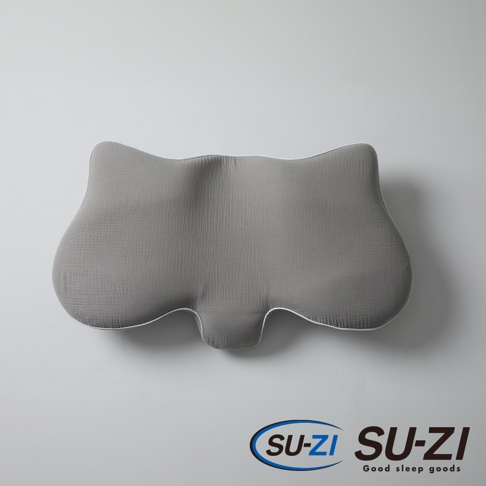 Nelture MUGON 暢快呼吸側睡止鼾枕 二代 AZ-763，側睡止鼾枕，灰色，布面材質，帶有白色滾邊，枕頭呈現獨特的人體工學曲線設計，中央凹陷，兩側凸起，適合側睡時支撐頭部與頸部。