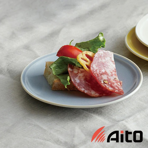 淺藍色美濃燒簡約配菜盤，盛裝著麵包、番茄、生菜和香腸片。