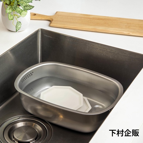 下村企販的不鏽鋼洗菜洗碗收納瀝水組，內有兩個白色八角形盤子，在水槽中進行清洗。