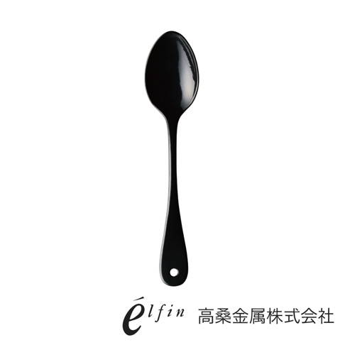 一個日製黑色琺瑯餐匙，橢圓形匙頭，光滑表面，帶有掛孔的細長手柄，品牌標誌「elfin 高桑金屬株式會社」在下方。