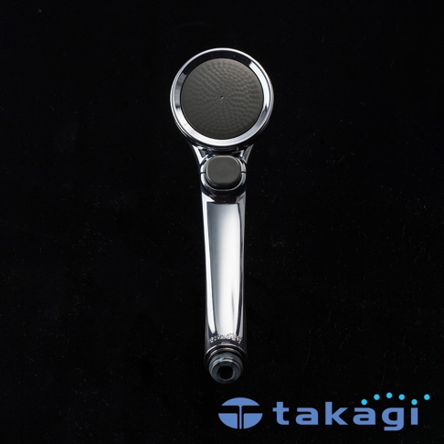 銀色金屬蓮蓬頭，帶有黑色圓形出水面板，面板上有細密的出水孔，蓮蓬頭握柄處有一個灰色按鈕，底部有螺紋接口。