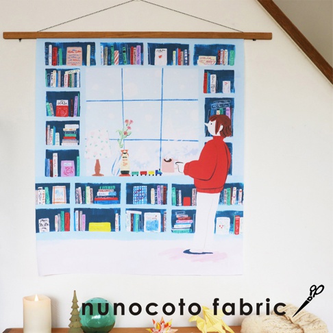 無框帆布藝術海報，淺藍色背景，繪有深藍色書架，擺滿各式書籍。畫面中央是一位穿著紅色毛衣、白色褲子的人物，手捧咖啡杯，面向書架。書架中間有窗戶，窗外透出柔和光線。