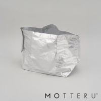 銀色摺疊保冷可拆托特袋，採用有光澤的材質，袋口可見內部縫線。