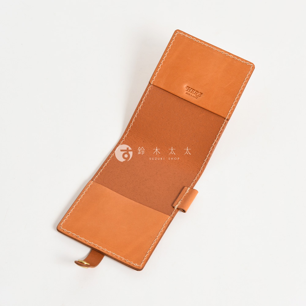 職人手作皮革便利貼收納套，淺棕色，由皮革製成，縫線清晰，內部有兩個收納夾層，其中一個夾層上印有品牌標誌「HERZ」及「MADE IN JAPAN」，另一個位置印有「鈴木太太 SUZUKI SHOP」標誌。