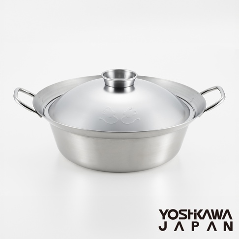 不鏽鋼相撲鍋，鍋蓋上有兩隻小動物圖案，鍋身兩側有金屬提把，整體為銀色。