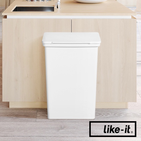 一個白色的大容量分類垃圾桶，具有方形的白色掀蓋，放置在淺木色廚櫃前方，下方為木紋地板。