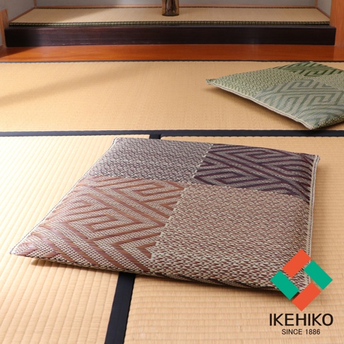 兩張天然和風藺草紋織坐墊，一張為大地色系拼接幾何圖案，另一張為綠色系幾何圖案，鋪設於榻榻米地板上。