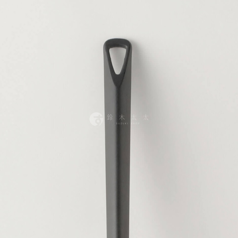 marna TRYGRIP 三角耐熱矽膠料理煎鏟掛孔細節，附有日文品牌 logo 及 suzuki shop 文字。