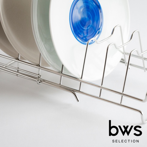 bws SELECTION 的不鏽鋼簡約瀝水架，放置著幾個白色和灰色的盤子，其中一個盤子內有藍色螺旋紋飾。
