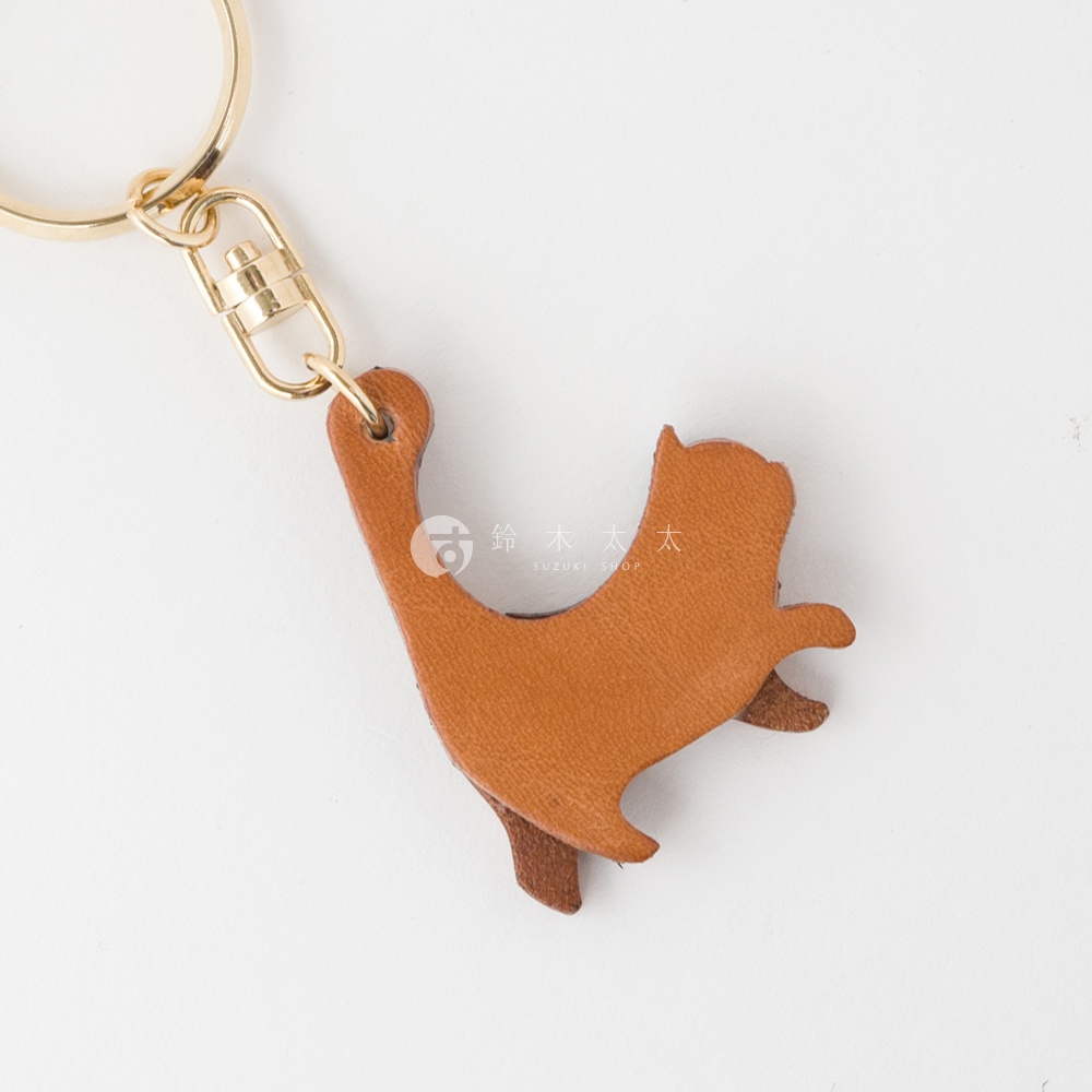 職人手作皮革貓咪造型鑰匙圈，淺棕色皮革，附金色金屬環與掛鉤。