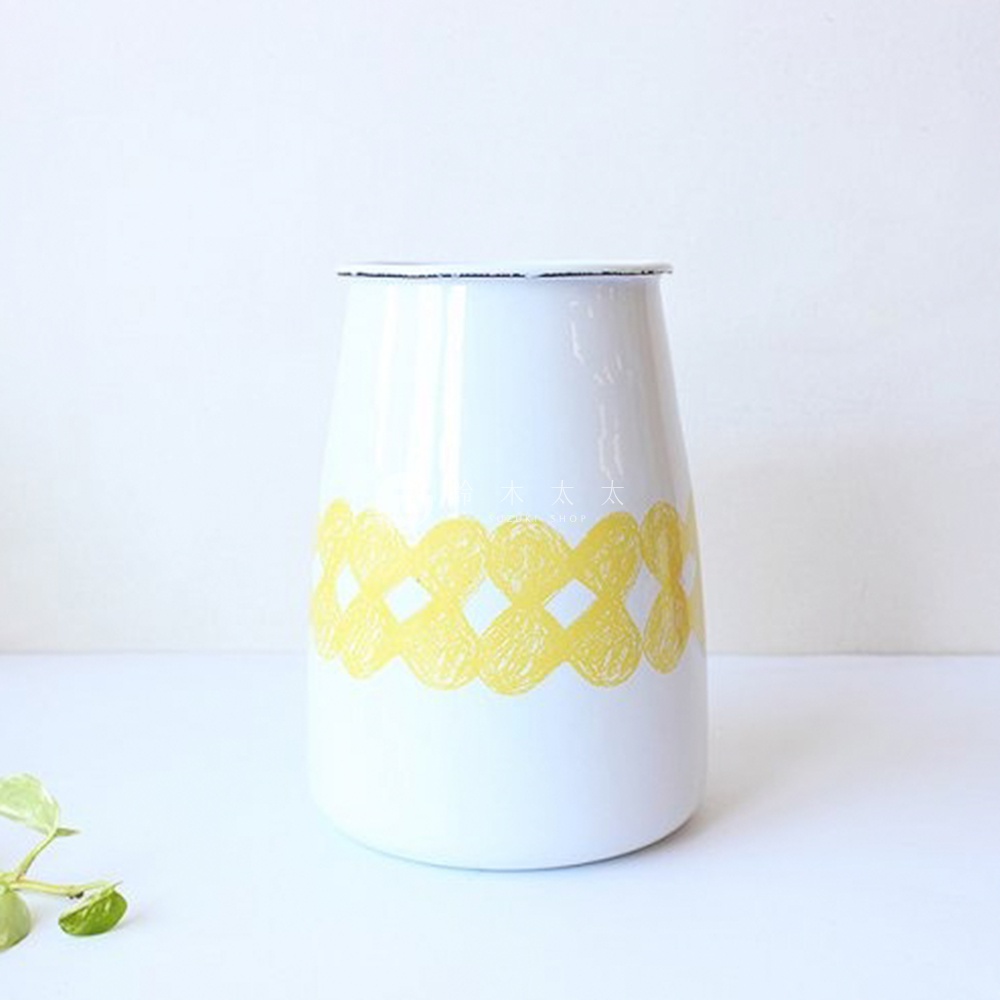 白色琺瑯材質的收納筒，筒身腰部飾有黃色網格狀的愛心圖案，頂部邊緣為黑色。