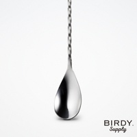 長柄不鏽鋼調酒攪拌匙，頂部為螺旋紋設計，末端為扁平的銀色金屬湯匙頭。