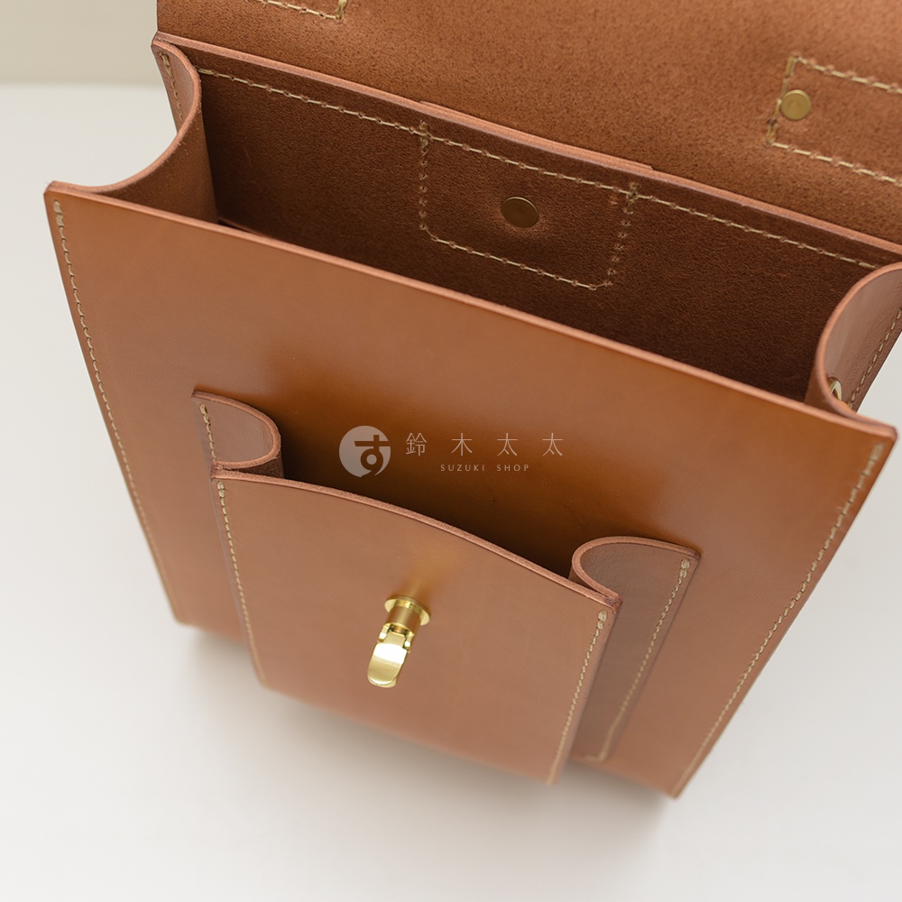 職人手作皮革復古後背包 BC-105，展示卡其色皮革材質，設有翻蓋、外袋及金色金屬旋釦，縫線清晰。