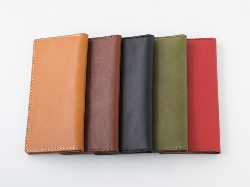 職人手作皮革簡約輕薄扁長夾，共五色：淺棕、深棕、黑色、軍綠、紅色。皮革材質，簡潔設計，邊緣有縫線。