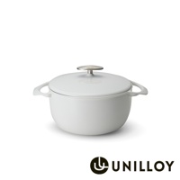 白色琺瑯鑄鐵鍋，鍋身圓潤，兩側有把手，鍋蓋中央有銀色金屬提鈕，鍋蓋及鍋身表面光滑，印有品牌標誌。