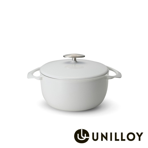 白色琺瑯鑄鐵鍋，鍋身圓潤，兩側有把手，鍋蓋中央有銀色金屬提鈕，鍋蓋及鍋身表面光滑，印有品牌標誌。