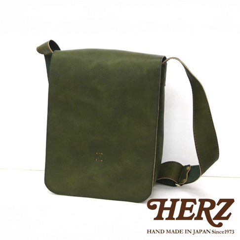 日本HERZ職人手作皮革軟皮直式斜背包，綠色皮革，有一個Z字樣標誌。