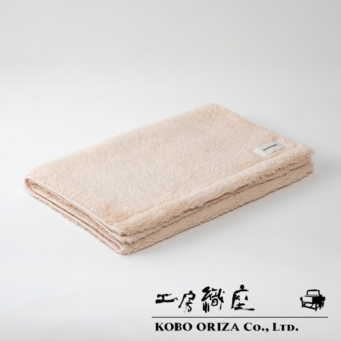 淺米色今治毛巾，採用柔軟的匹馬棉材質，毛圈細緻，邊緣有品牌標籤。