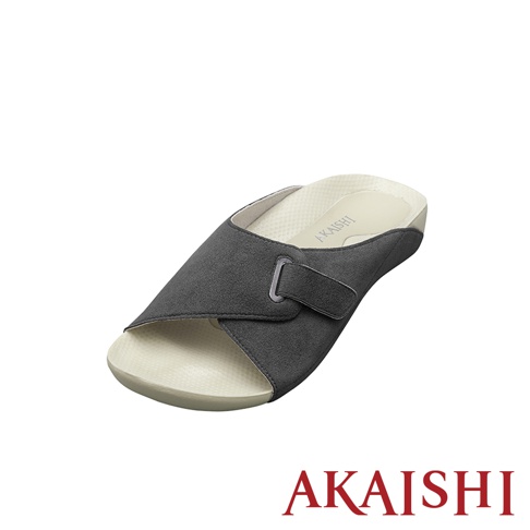 一隻深灰色織布材質的指壓室內拖鞋，鞋面有可調式魔鬼氈，米白色鞋墊和鞋底。