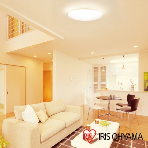 懸掛於天花板的 LED 圓形吸頂燈，燈光柔和，周圍是現代客廳和廚房的景觀。