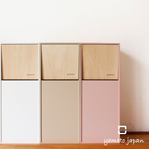 三個DOORS mini純手工木製前開式垃圾桶，分別為白色、卡其色和粉紅色，上方均有淺木色木紋前開式面板，印有品牌標誌。