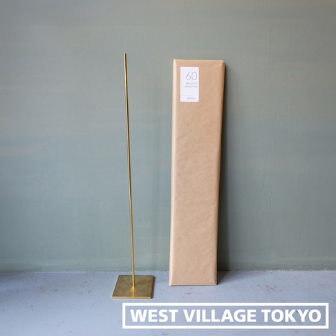 黃銅一輪花器/燈具展示架，高60公分，展示架由黃銅製成，底座為方形，支架細長。旁邊是產品的牛皮紙包裝。